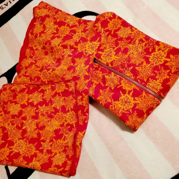 NWT Moda International Women’s MEDIUM Sweater Full Zip Attached Scarf Sn… - Picture 11 of 12